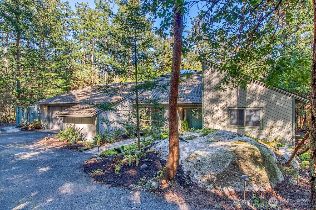 569 Island Drive Property Photo