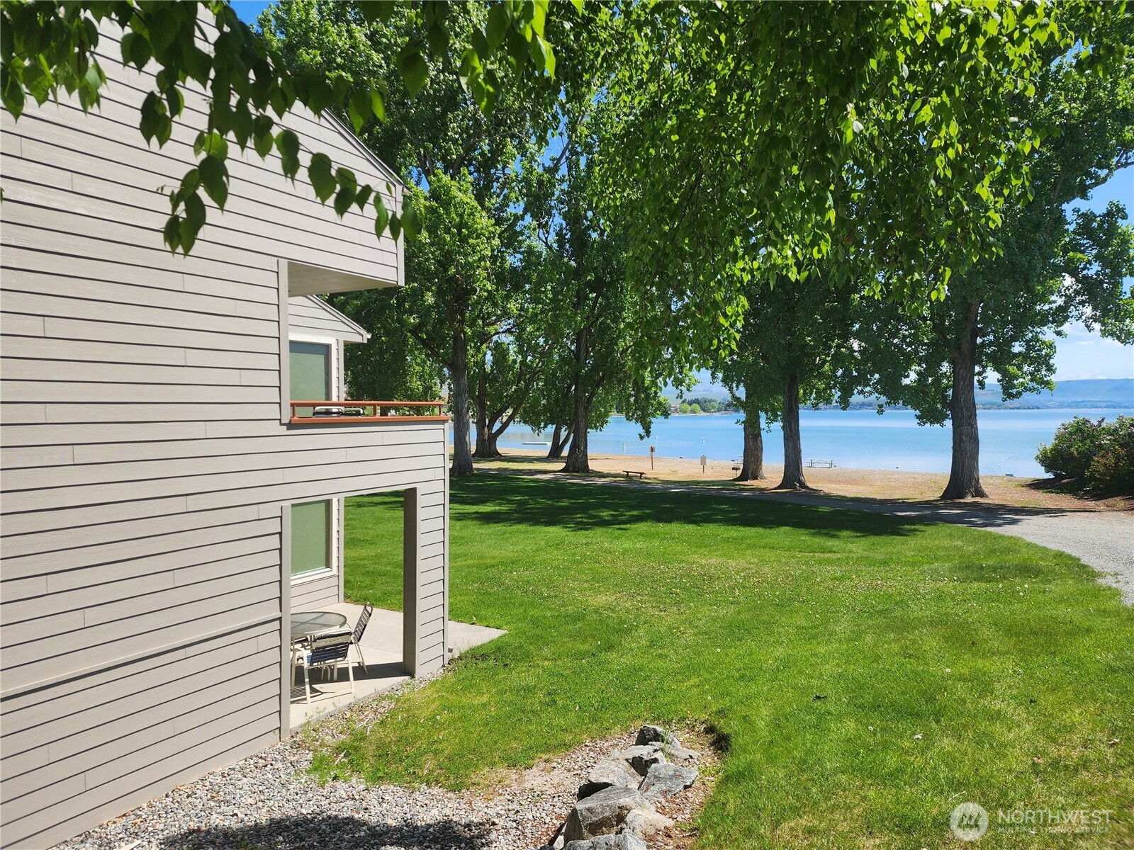 1 Beach 550-i Property Photo 1