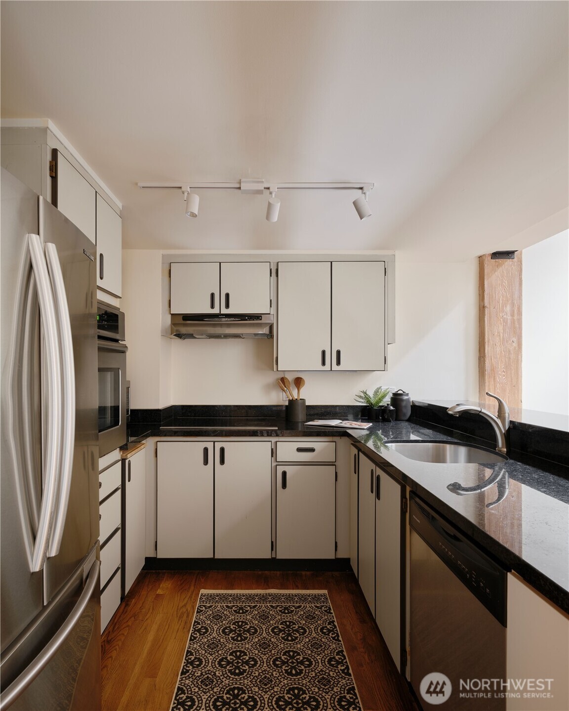 611 Post Avenue 3 Property Photo 6