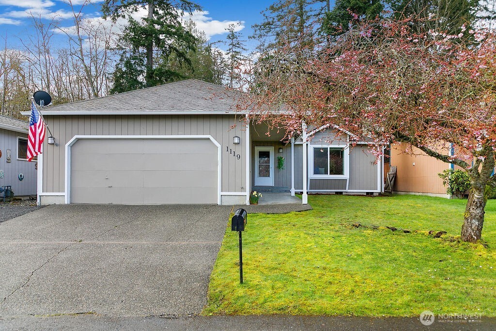 1119 Ne Regal Court Property Photo 1
