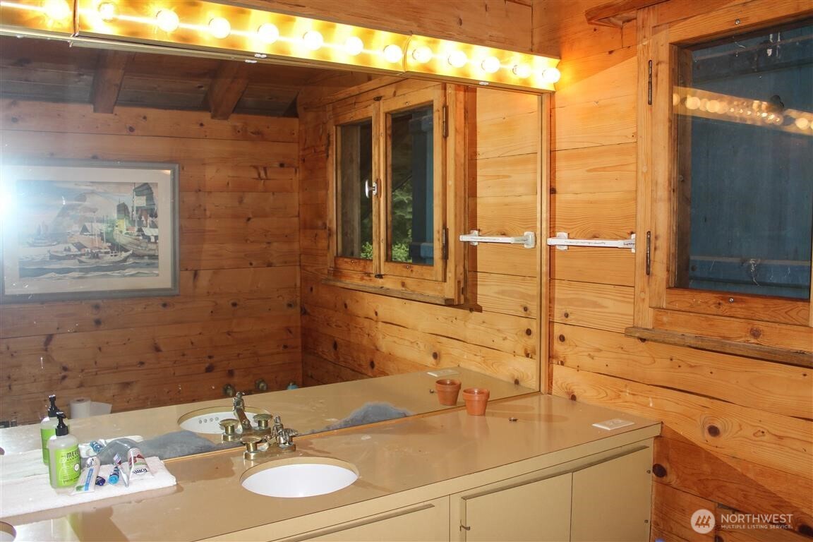 23 Brown Island Property Photo 13
