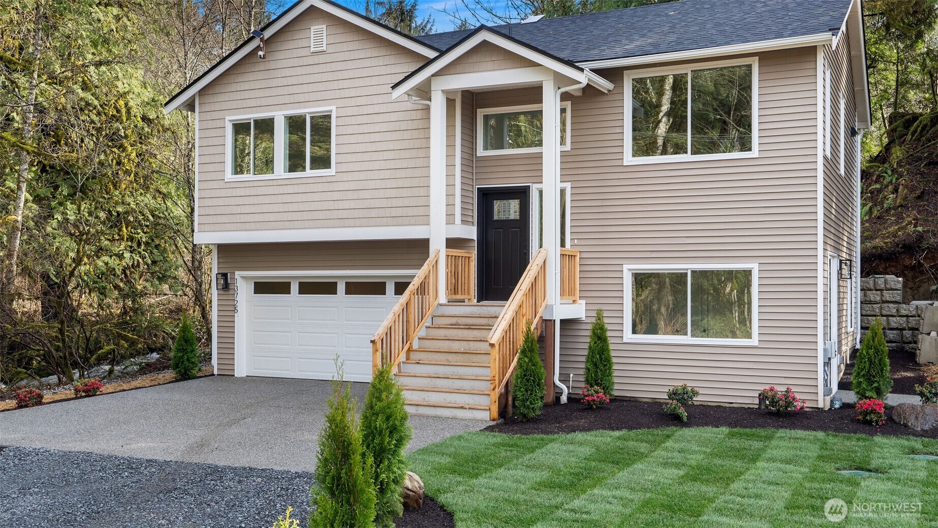 13725 Forest Way Property Photo 3