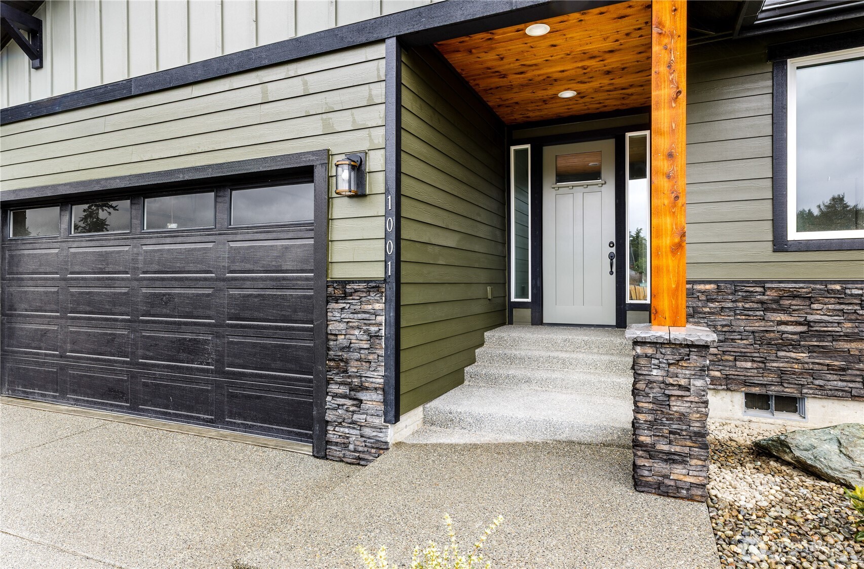 758 Nw Shire Street Property Photo 2