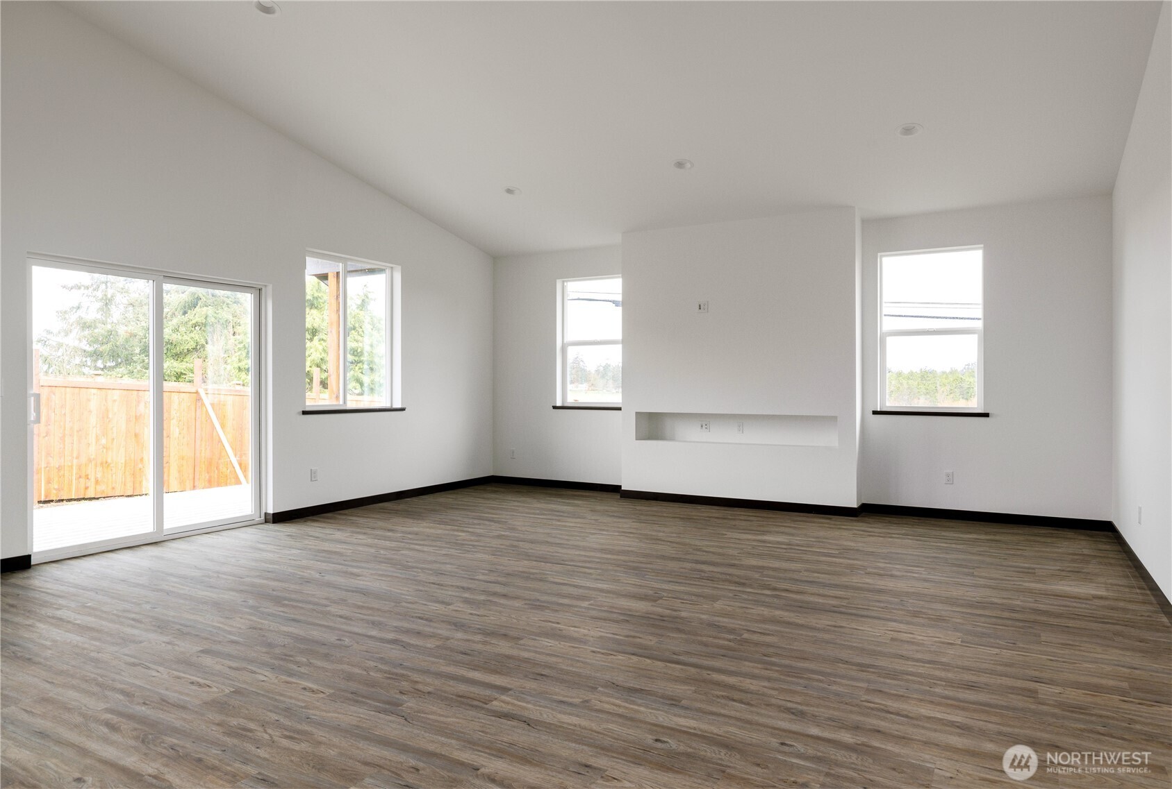 758 Nw Shire Street Property Photo 3