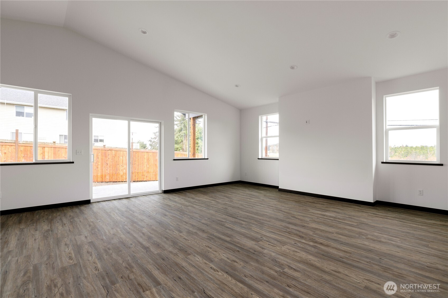 758 Nw Shire Street Property Photo 5