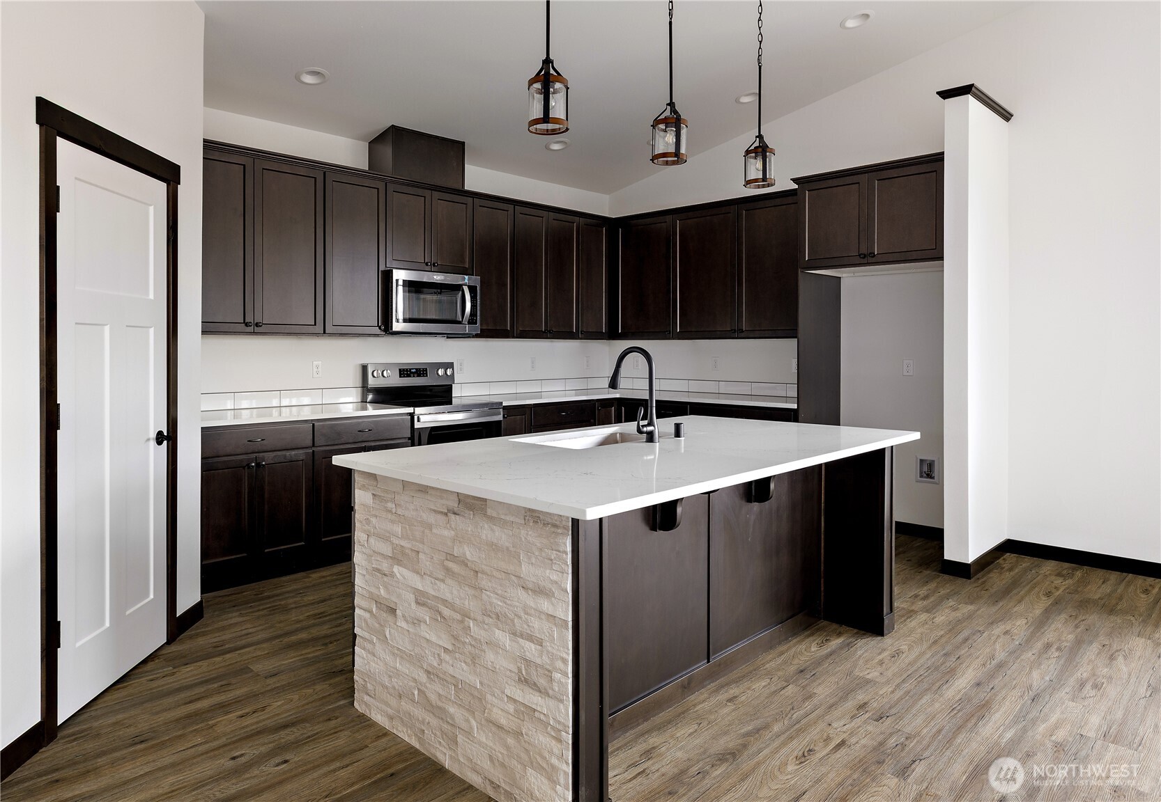 758 Nw Shire Street Property Photo 6