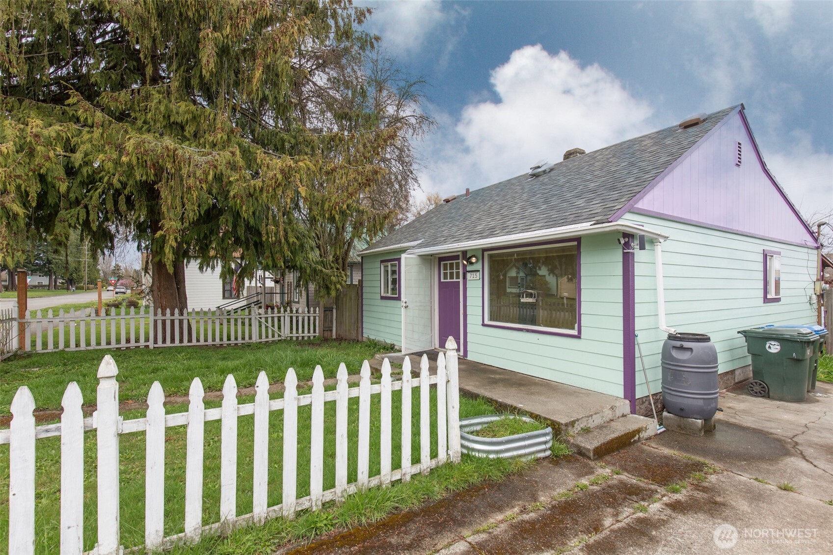 715 E 2nd Street Property Photo 16