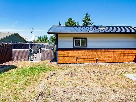 2328 E 6th Avenue Property Photo 13