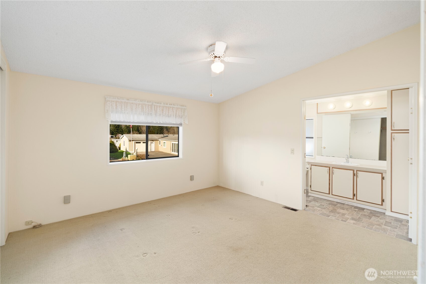 562 Nw Silver Glen Lane Property Photo 10