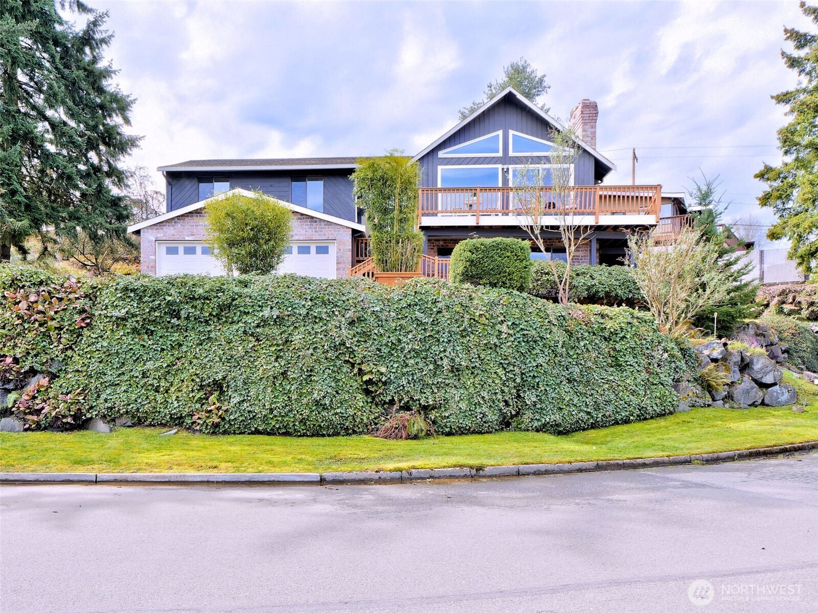553 Raymond Place Property Photo