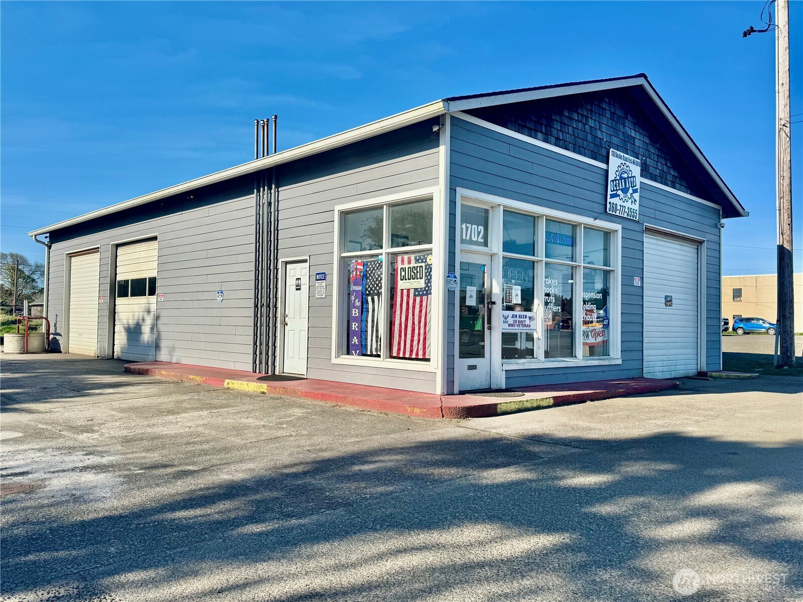1702 & 1704 Bay Avenue Property Photo 2