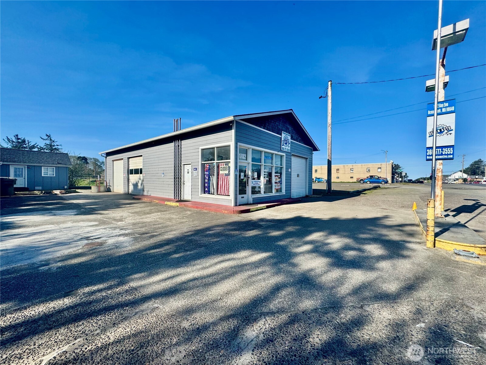 1702 & 1704 Bay Avenue Property Photo 4