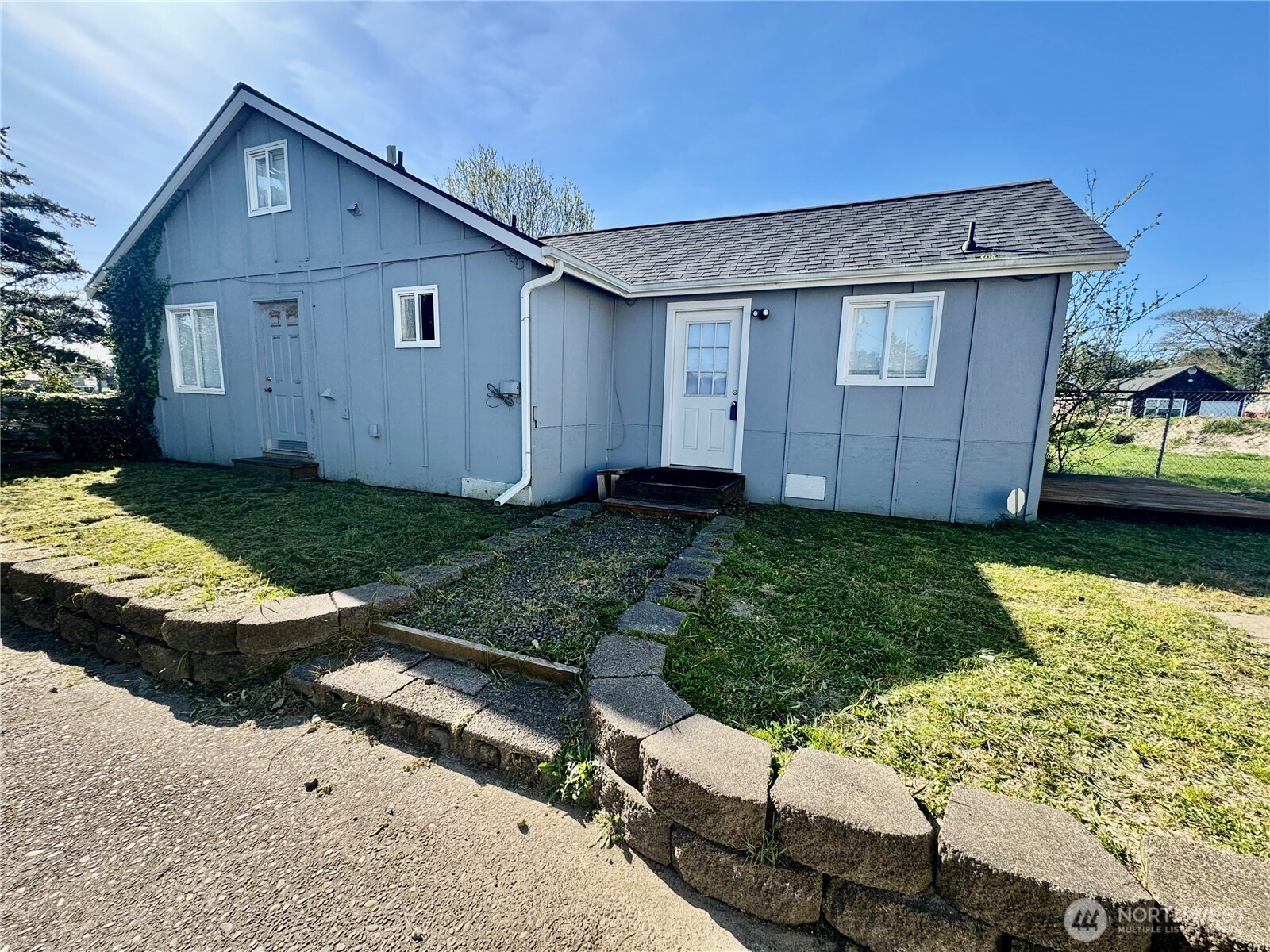 1702 & 1704 Bay Avenue Property Photo 5