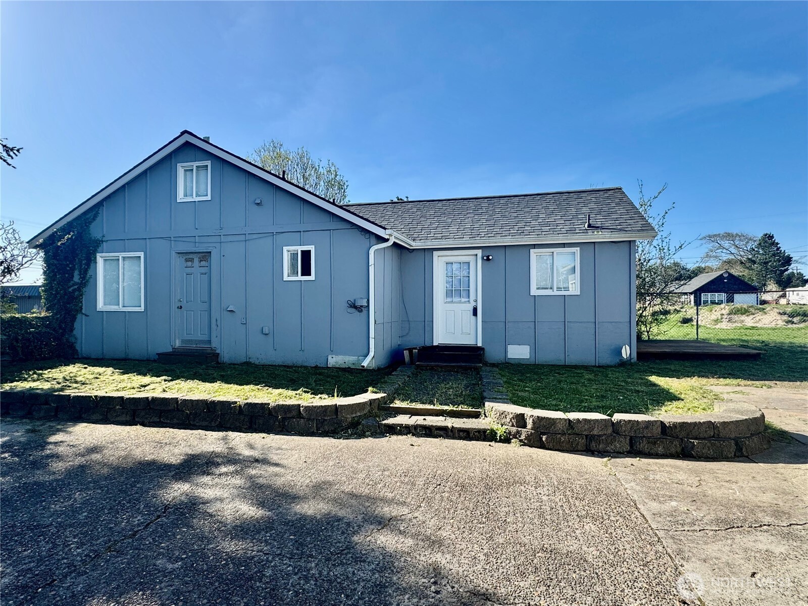 1702 & 1704 Bay Avenue Property Photo 6