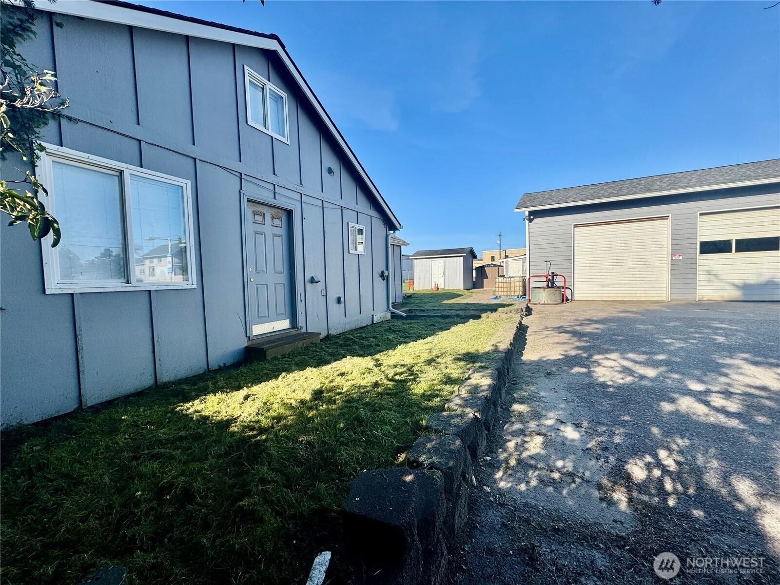 1702 & 1704 Bay Avenue Property Photo 7