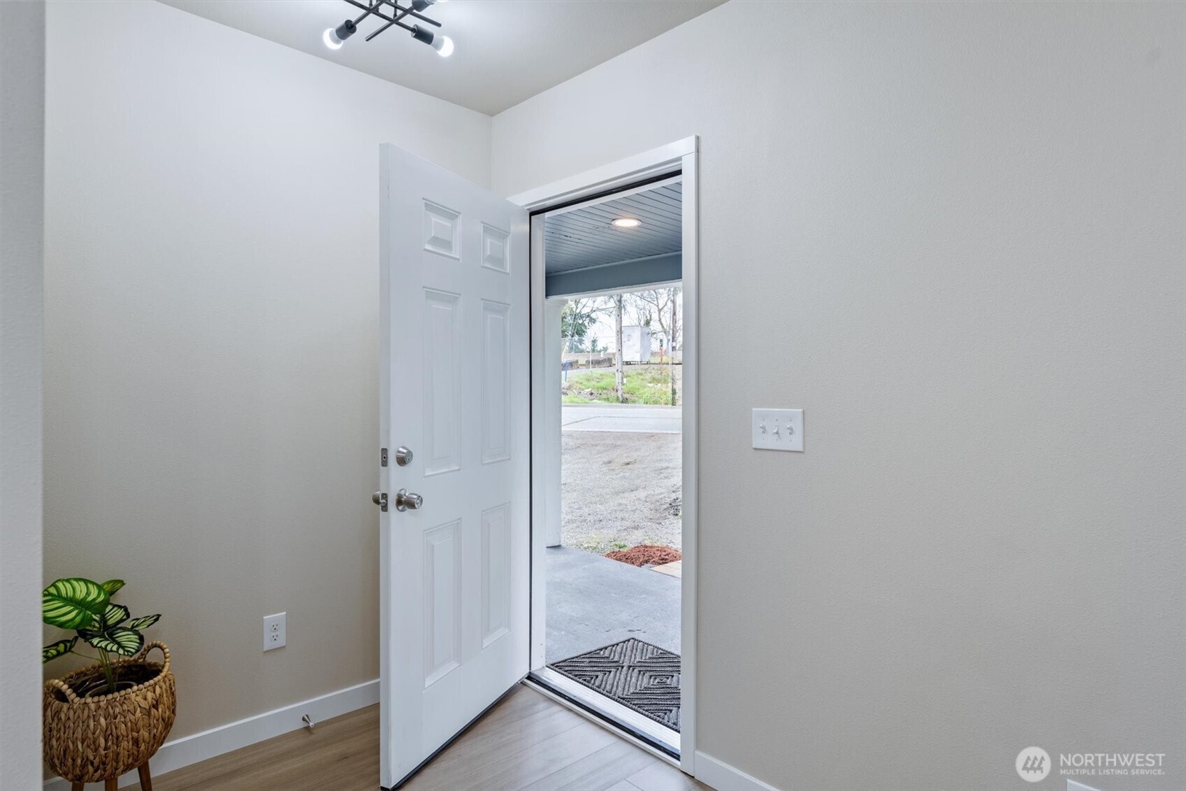 1202 N Pacific Avenue Property Photo 3