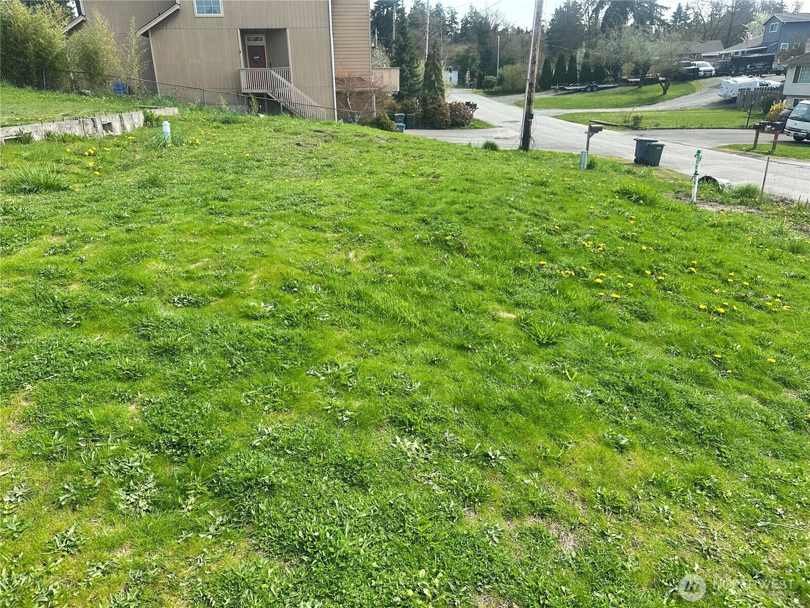 414 Comet Street Property Photo 4