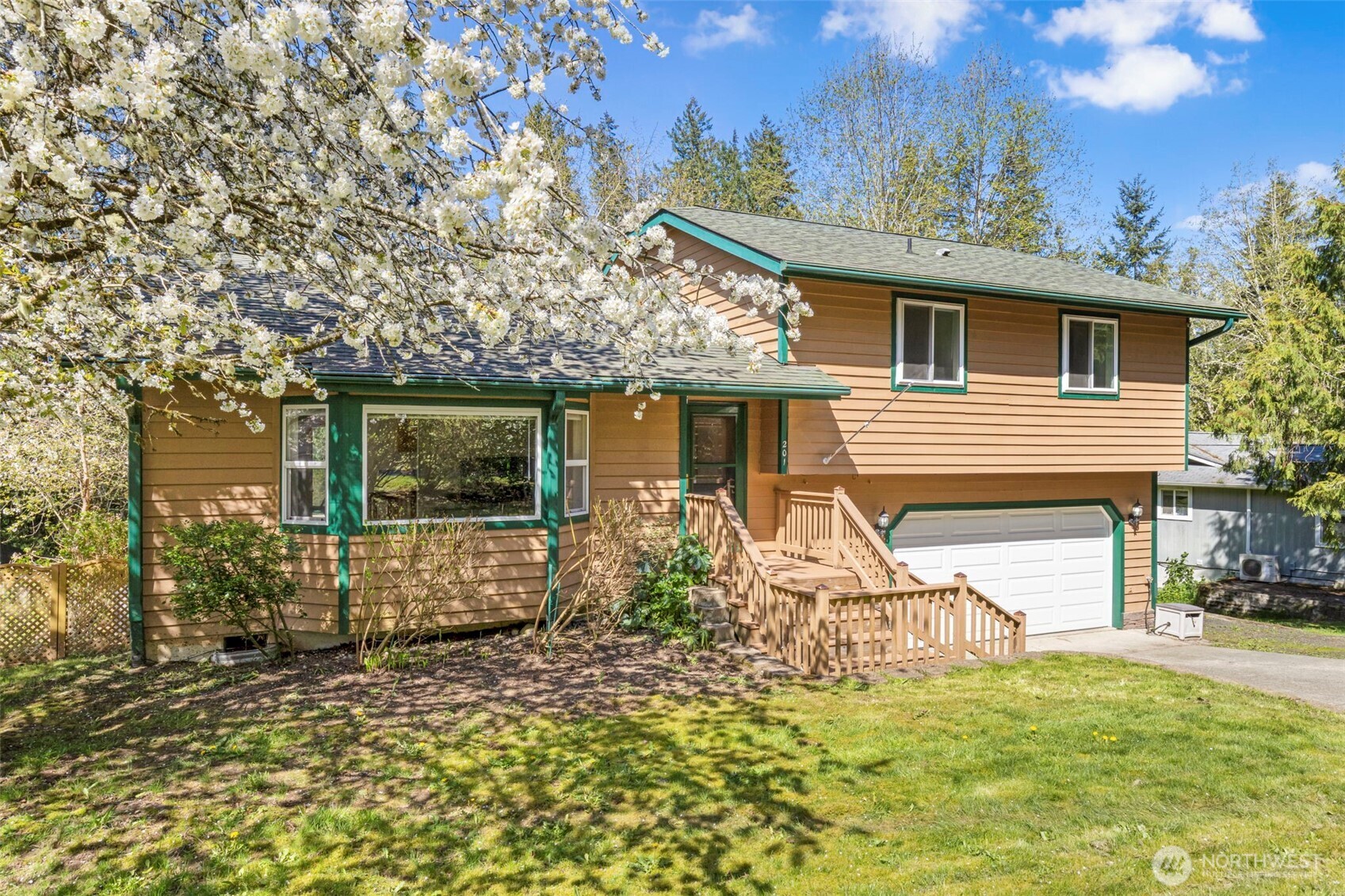 201 Ne Mahonia Drive Property Photo