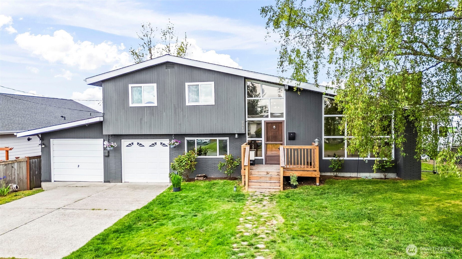 2517 Larch Place Property Photo