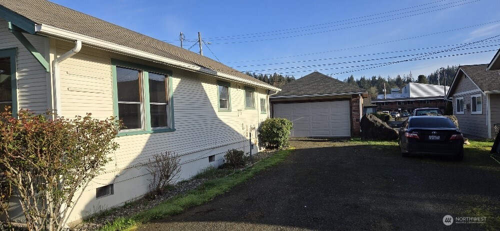 620 W Cota Street Property Photo 4