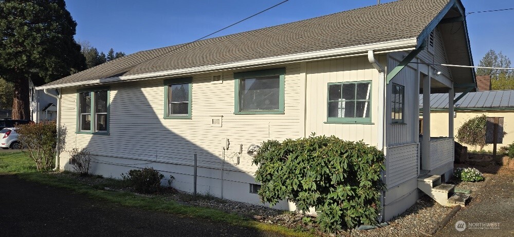 620 W Cota Street Property Photo 5