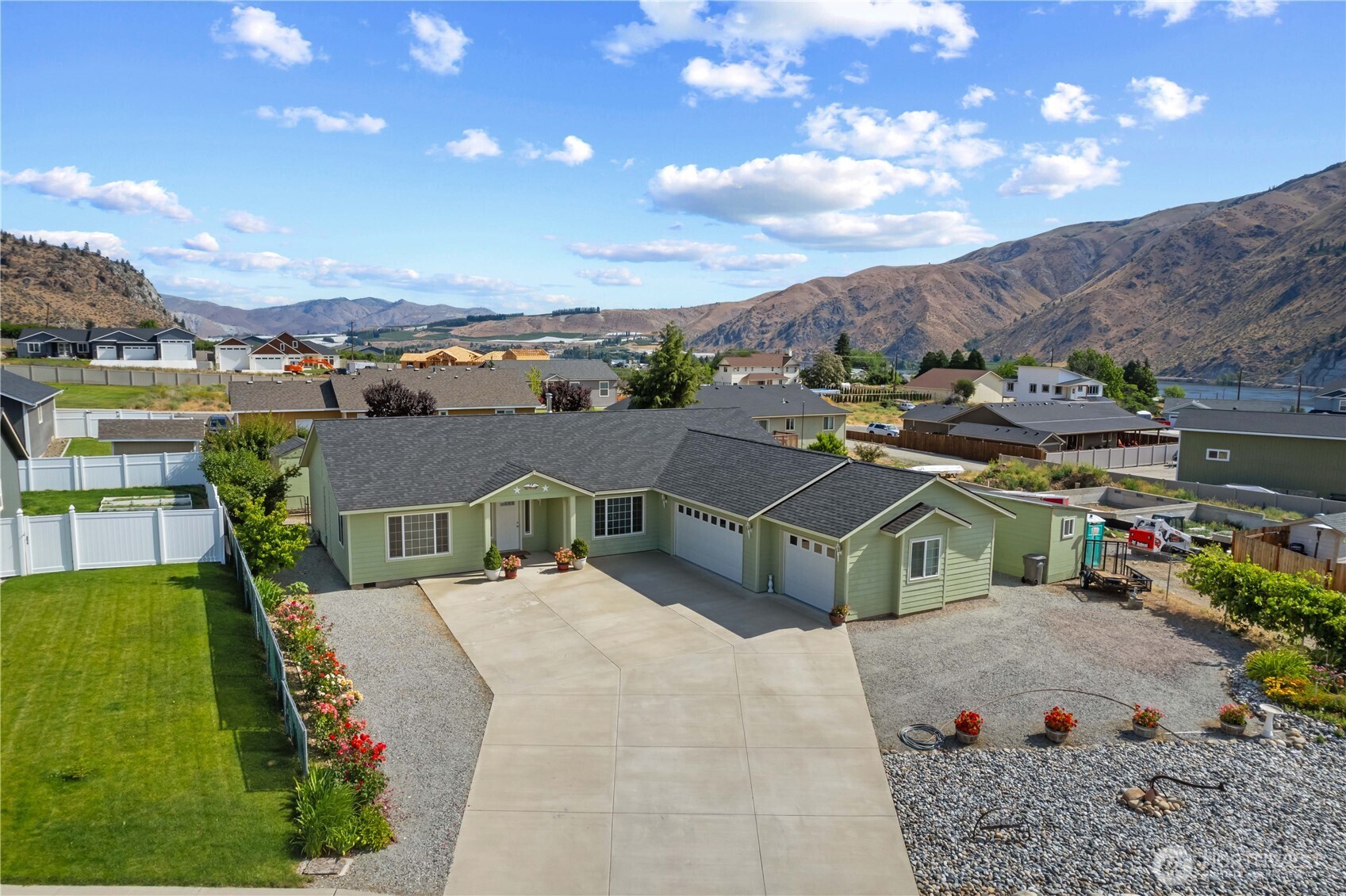 1010 Crest Loop Property Photo 1