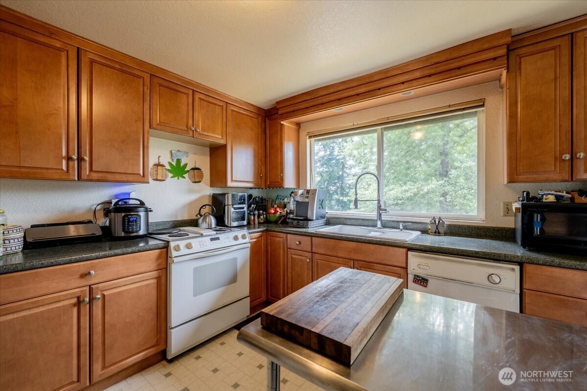 515 N 188th Street Property Photo 15