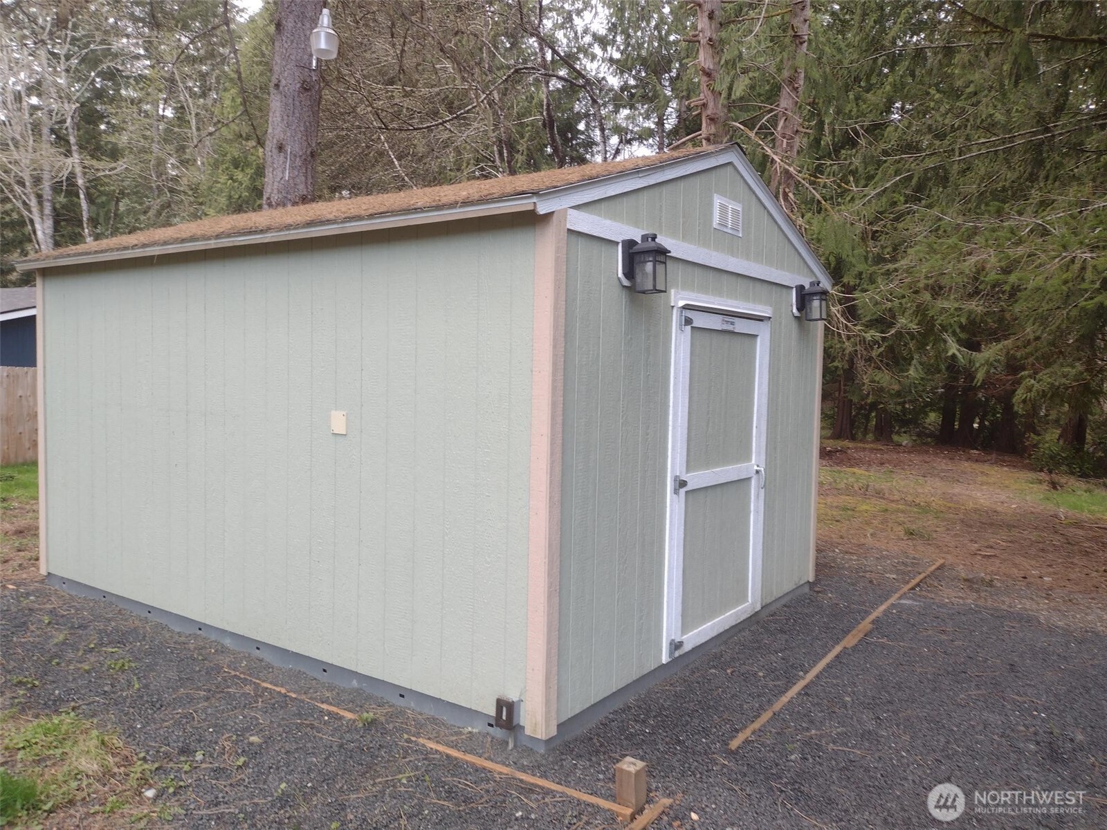581 E Lakeshore Drive Property Photo 3