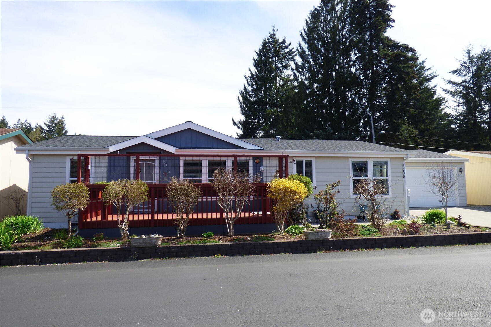 5302 E Eagle Lane Property Photo 1