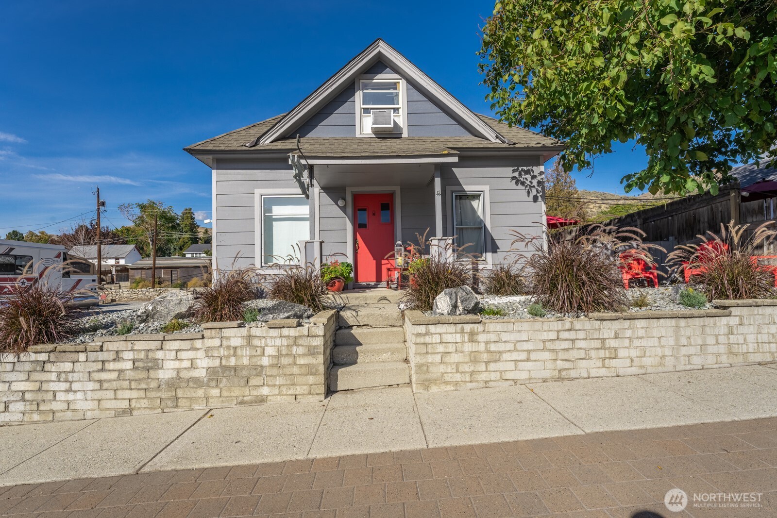 525 E Woodin Avenue Property Photo
