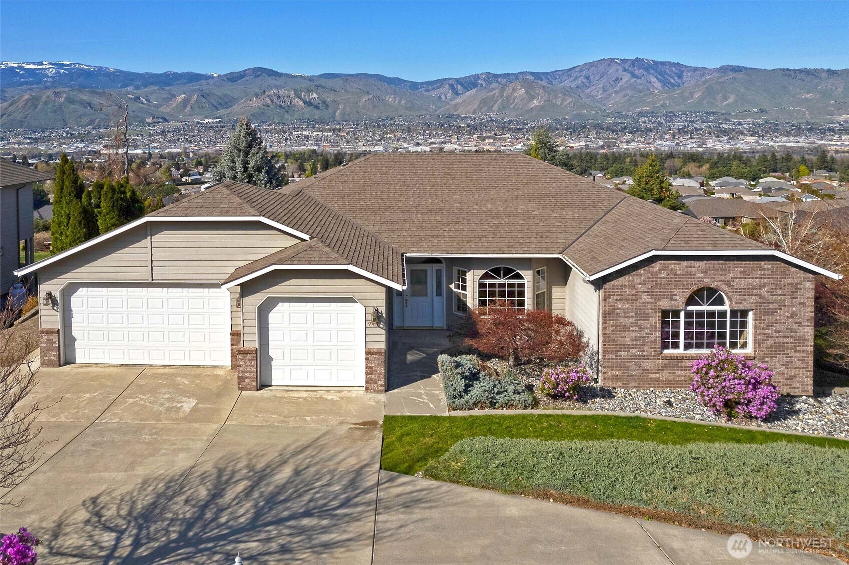 946 Briarwood Drive Property Photo