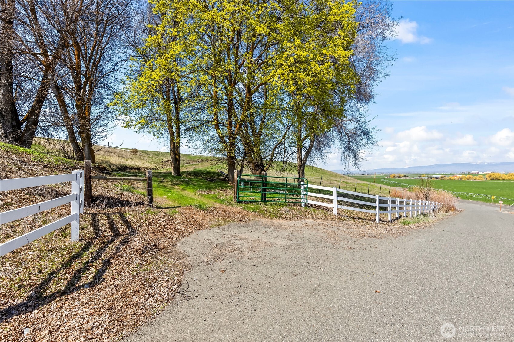1 Rolling Hill Drive Property Photo 4