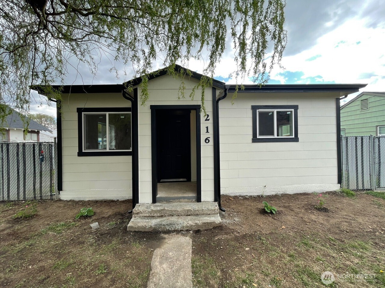 216 E Dayton Avenue Property Photo 1