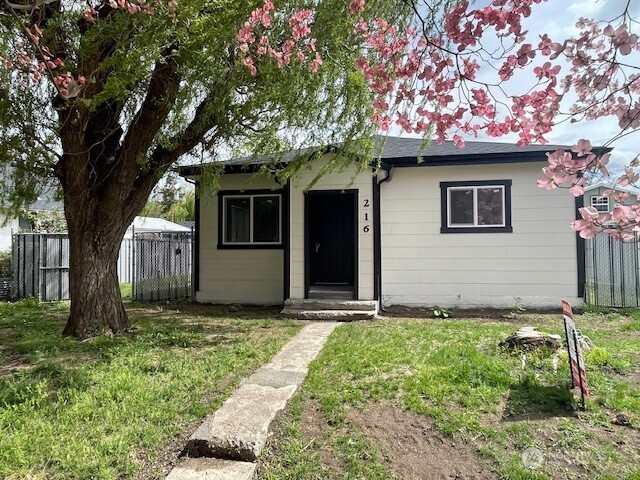 216 E Dayton Avenue Property Photo 1