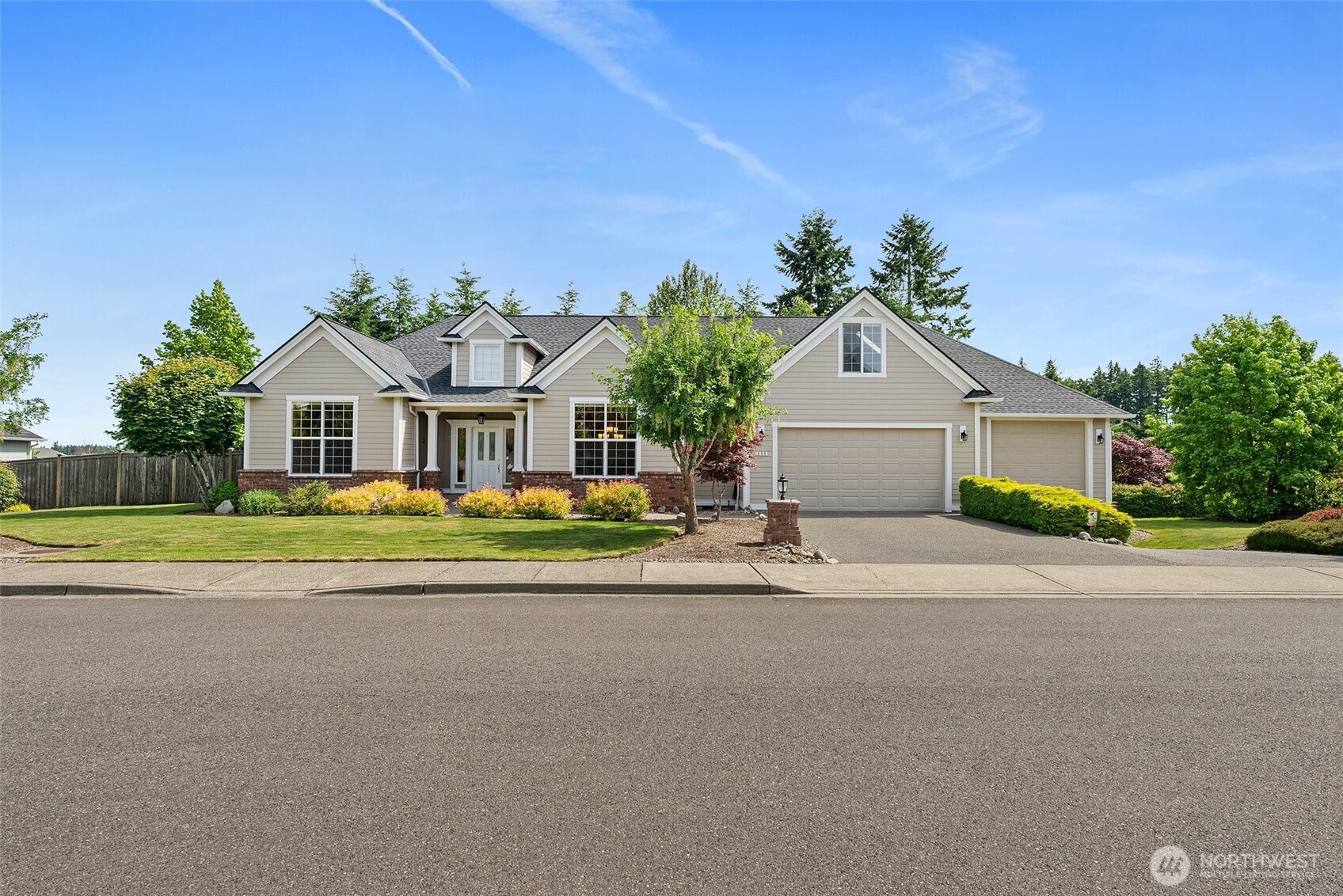 2111 Huntington Loop Property Photo 1