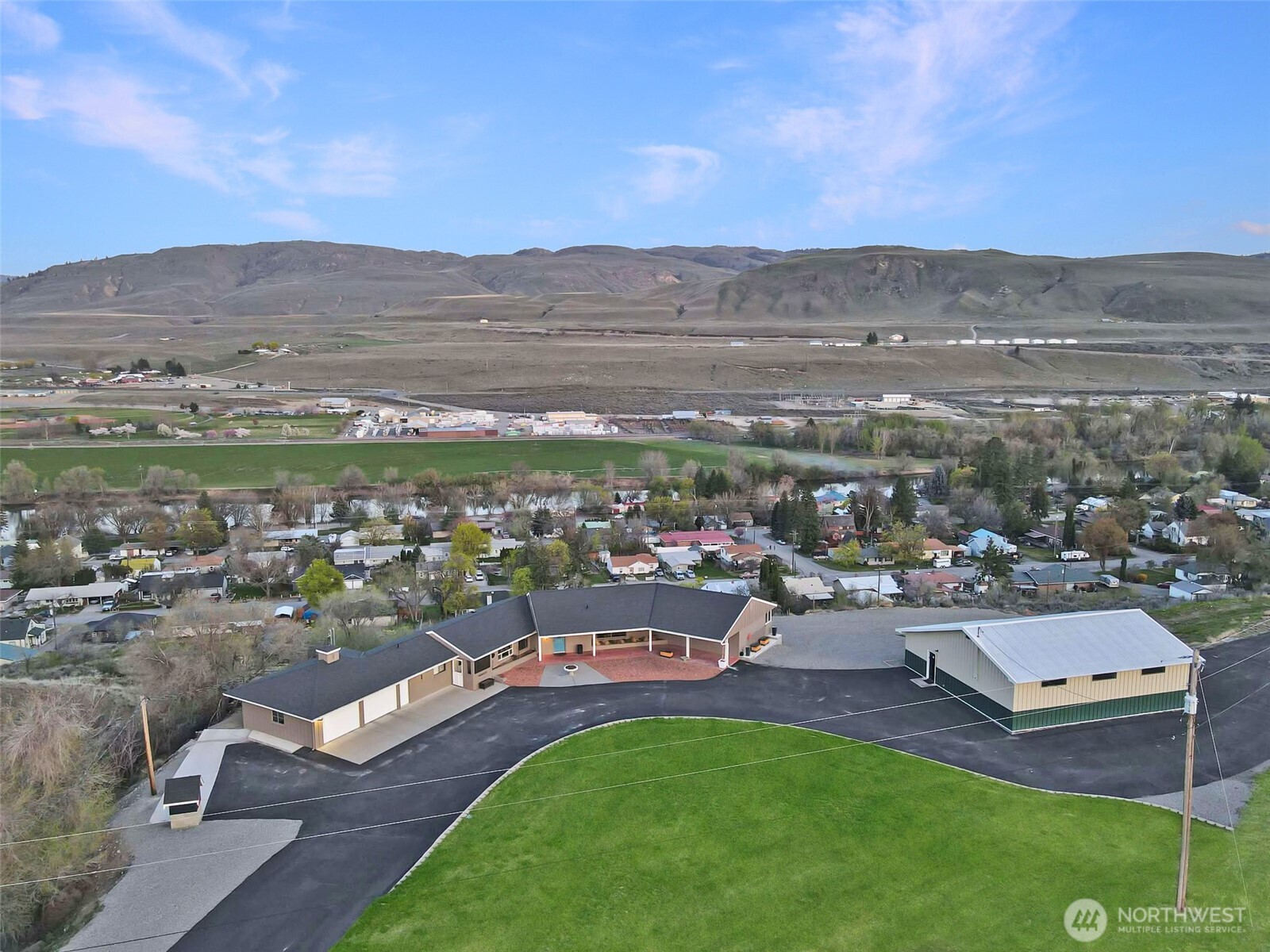 940 Sunrise Heights Road Property Photo 1