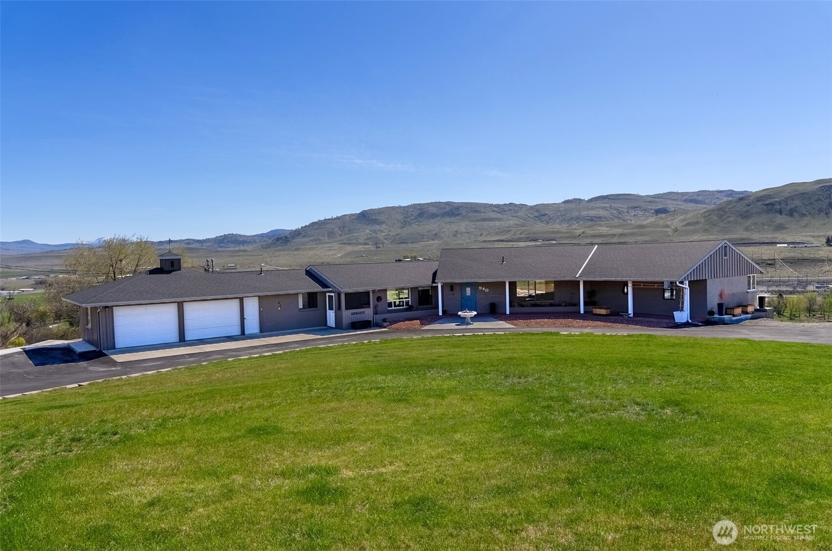 940 Sunrise Heights Road Property Photo 3