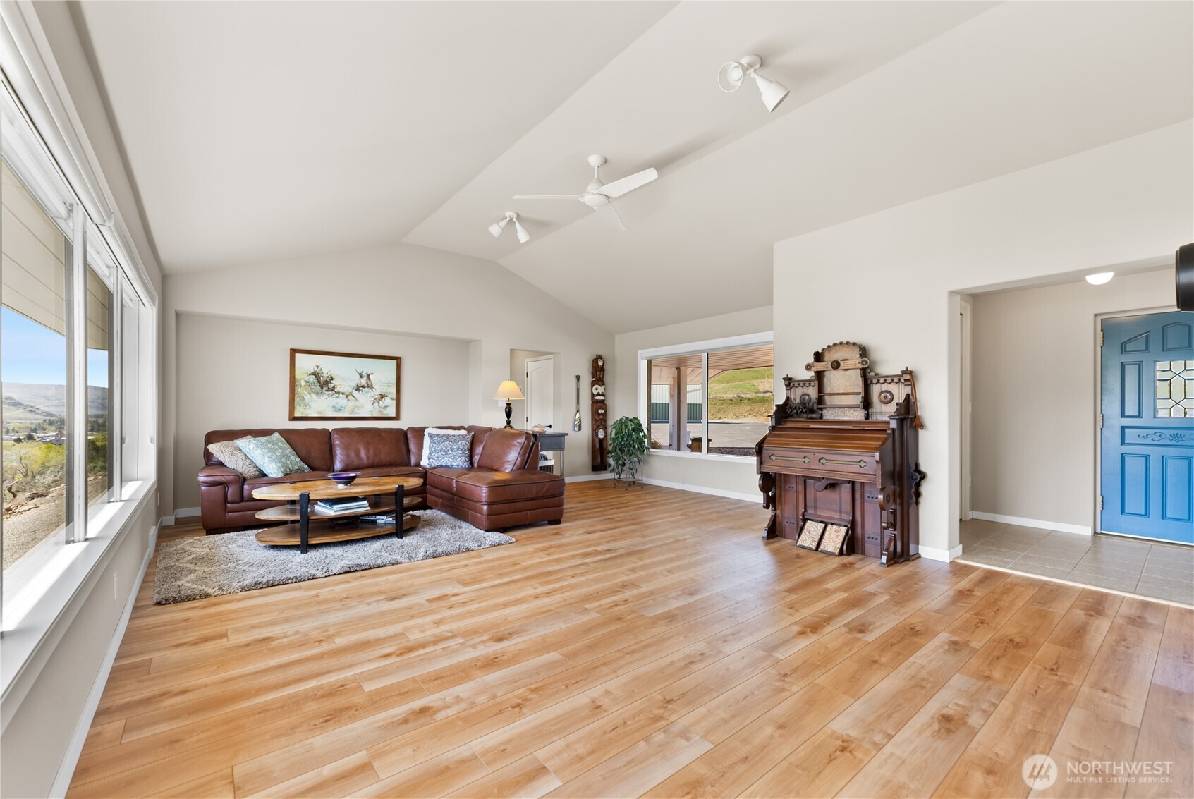 940 Sunrise Heights Road Property Photo 4