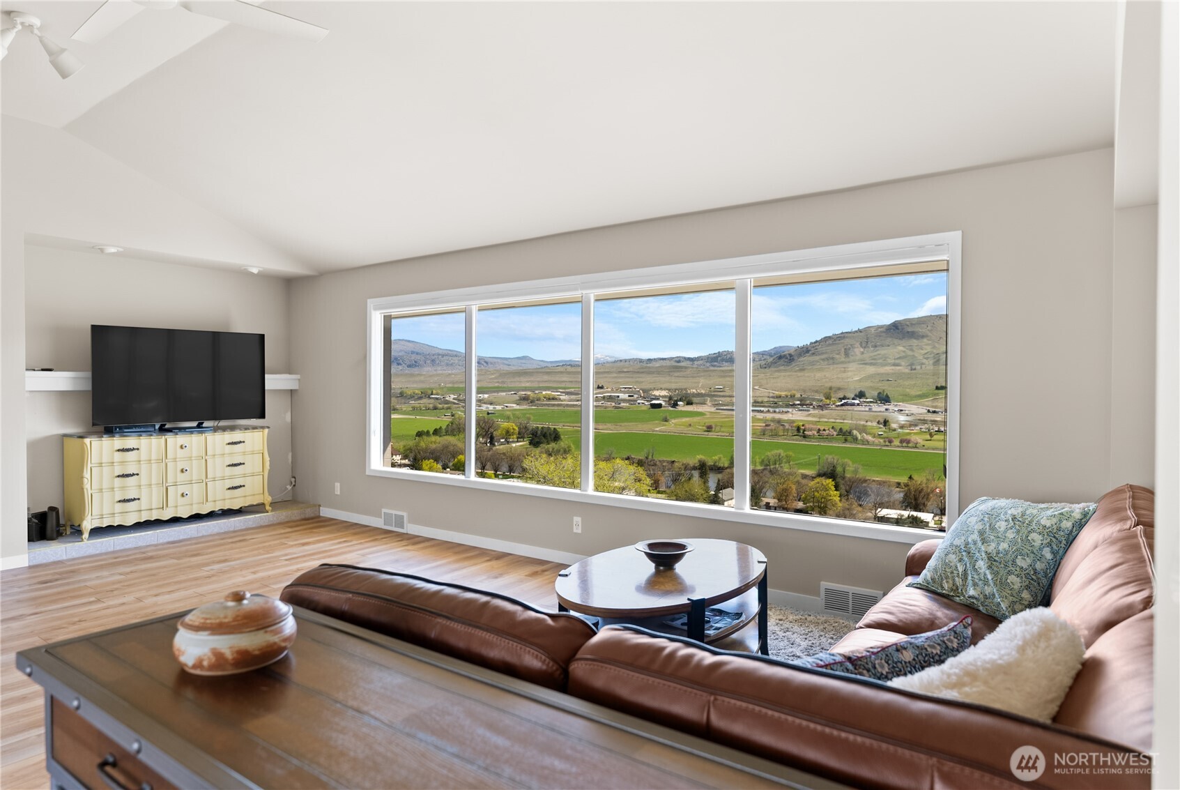 940 Sunrise Heights Road Property Photo 8