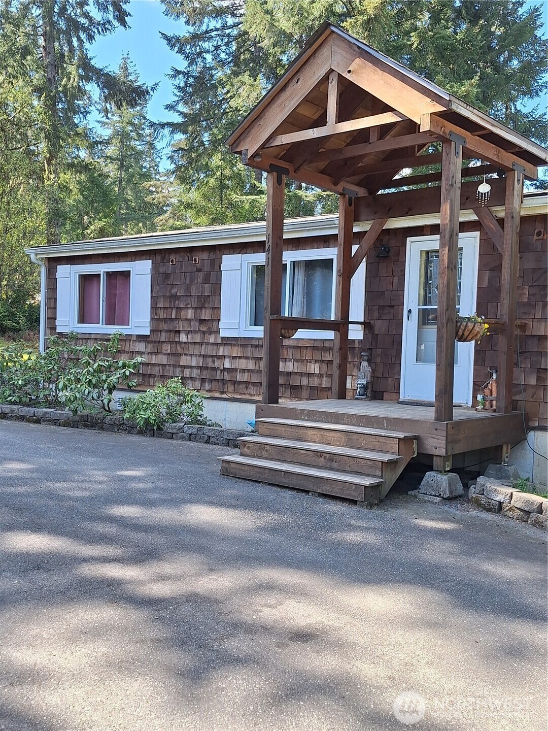 141 E Elk Place Property Photo