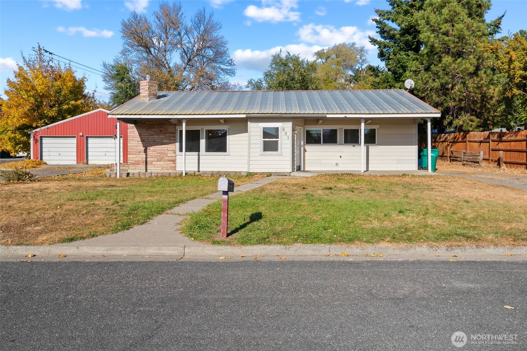 801 E Manitoba Avenue Property Photo