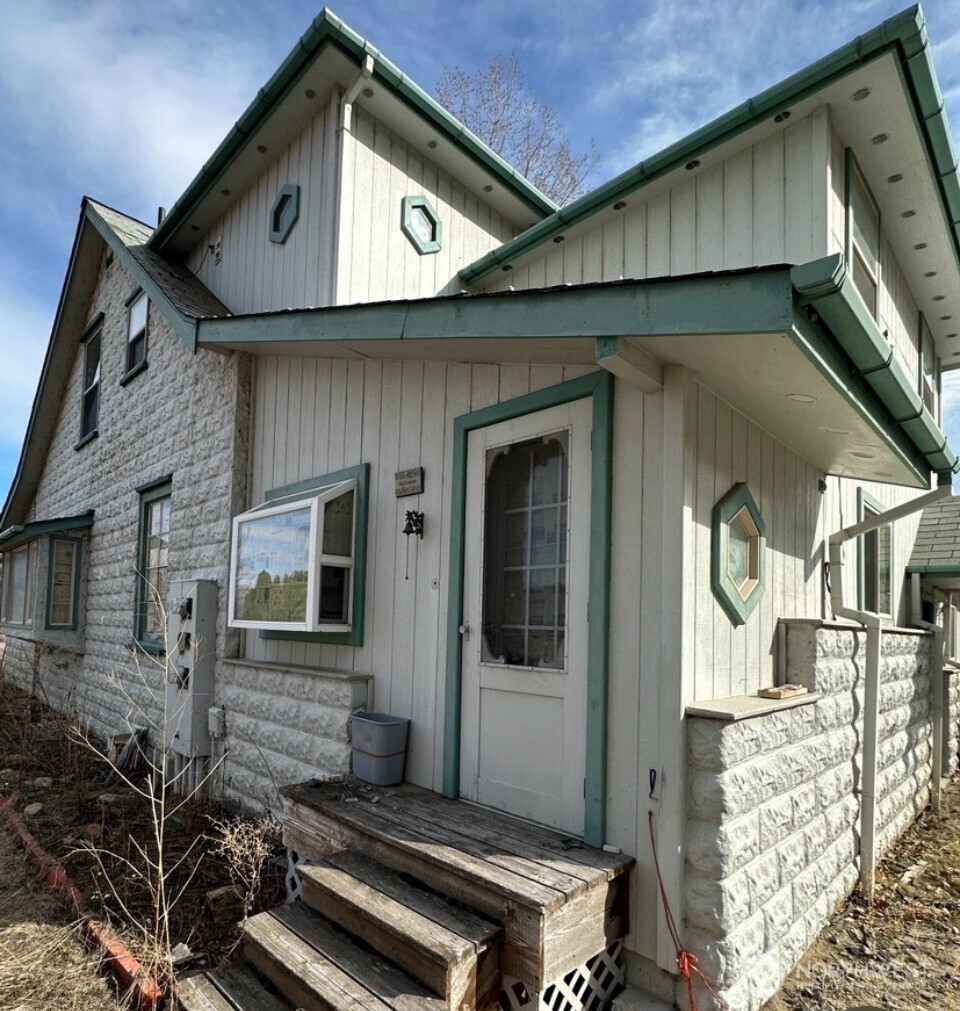 193 Golden Road Property Photo 2