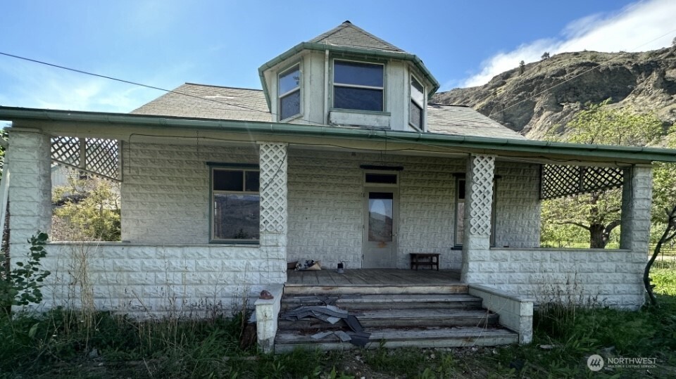 193 Golden Road Property Photo 3