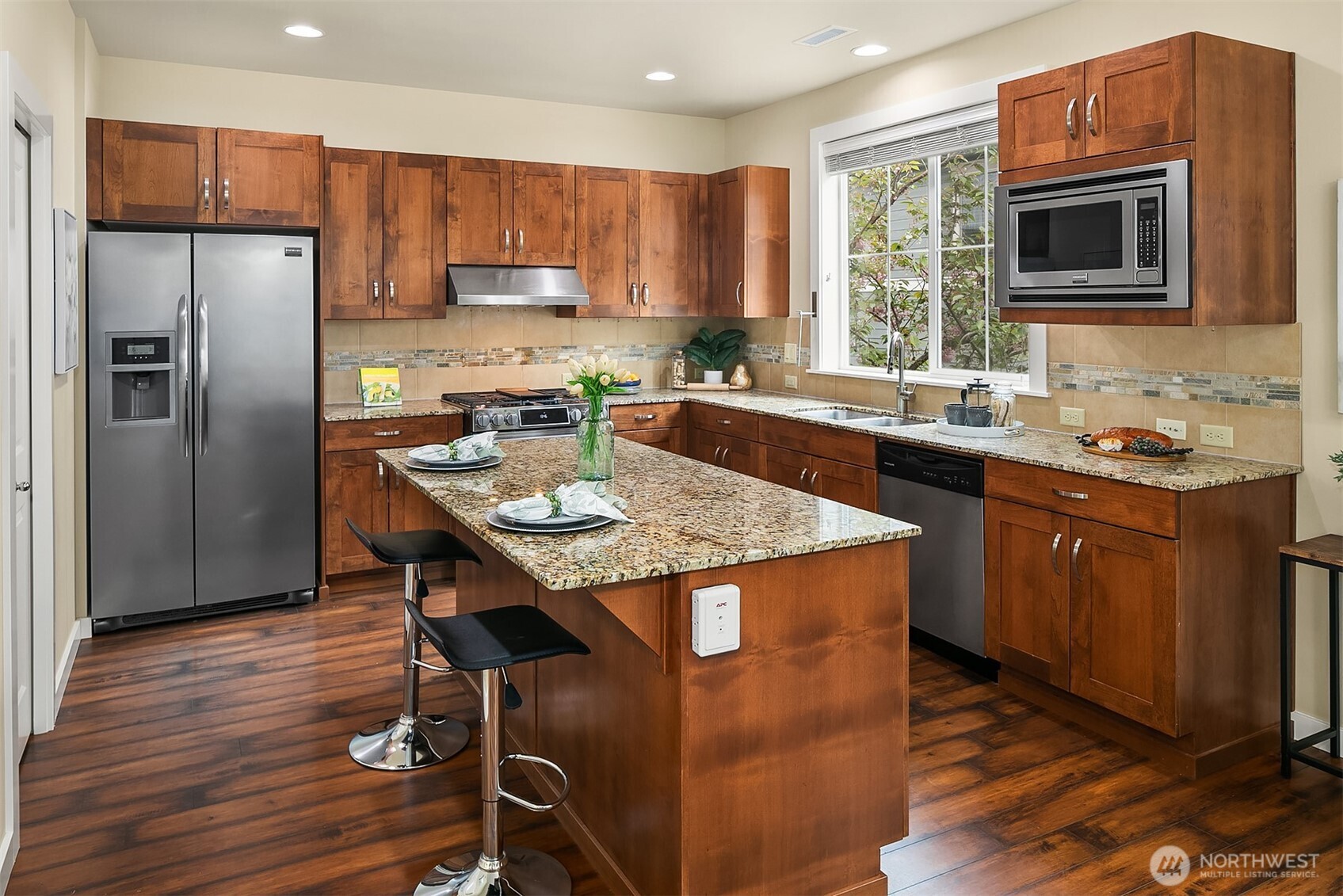 365 Ne Denny Way Property Photo 7