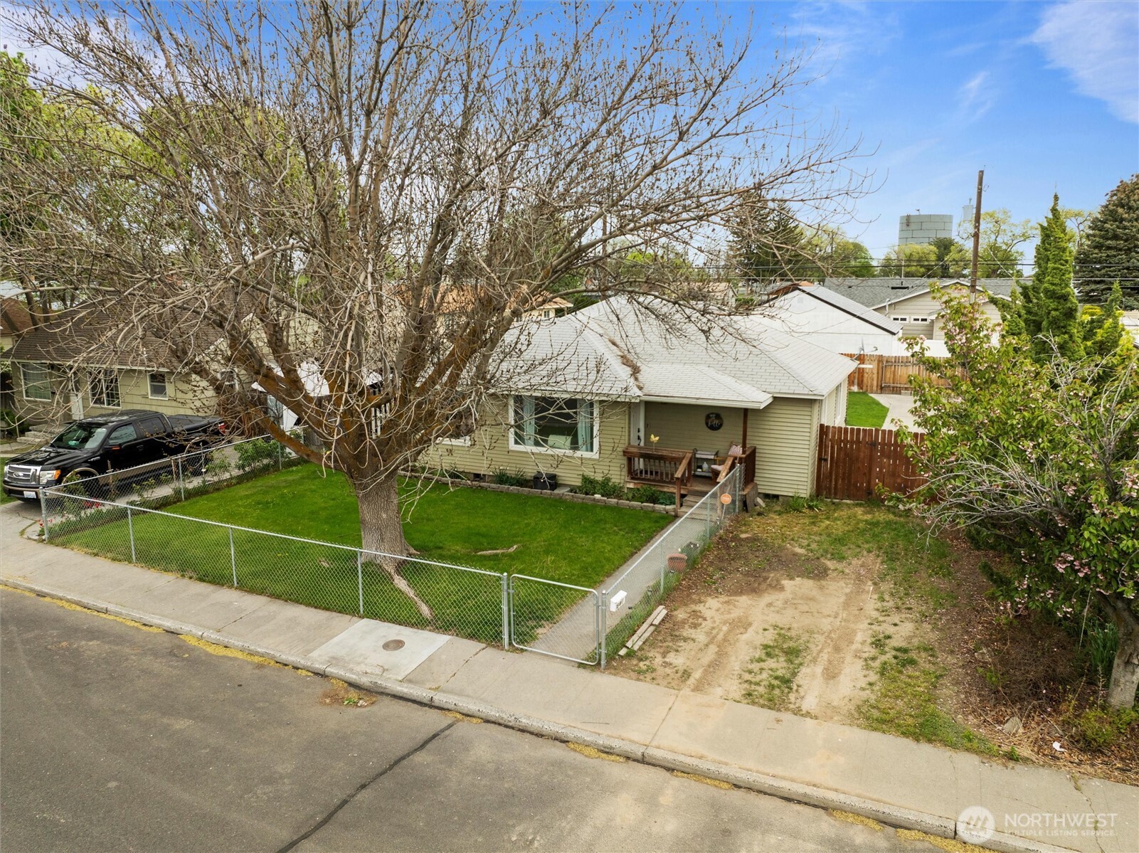 18 Se F Street Property Photo 1