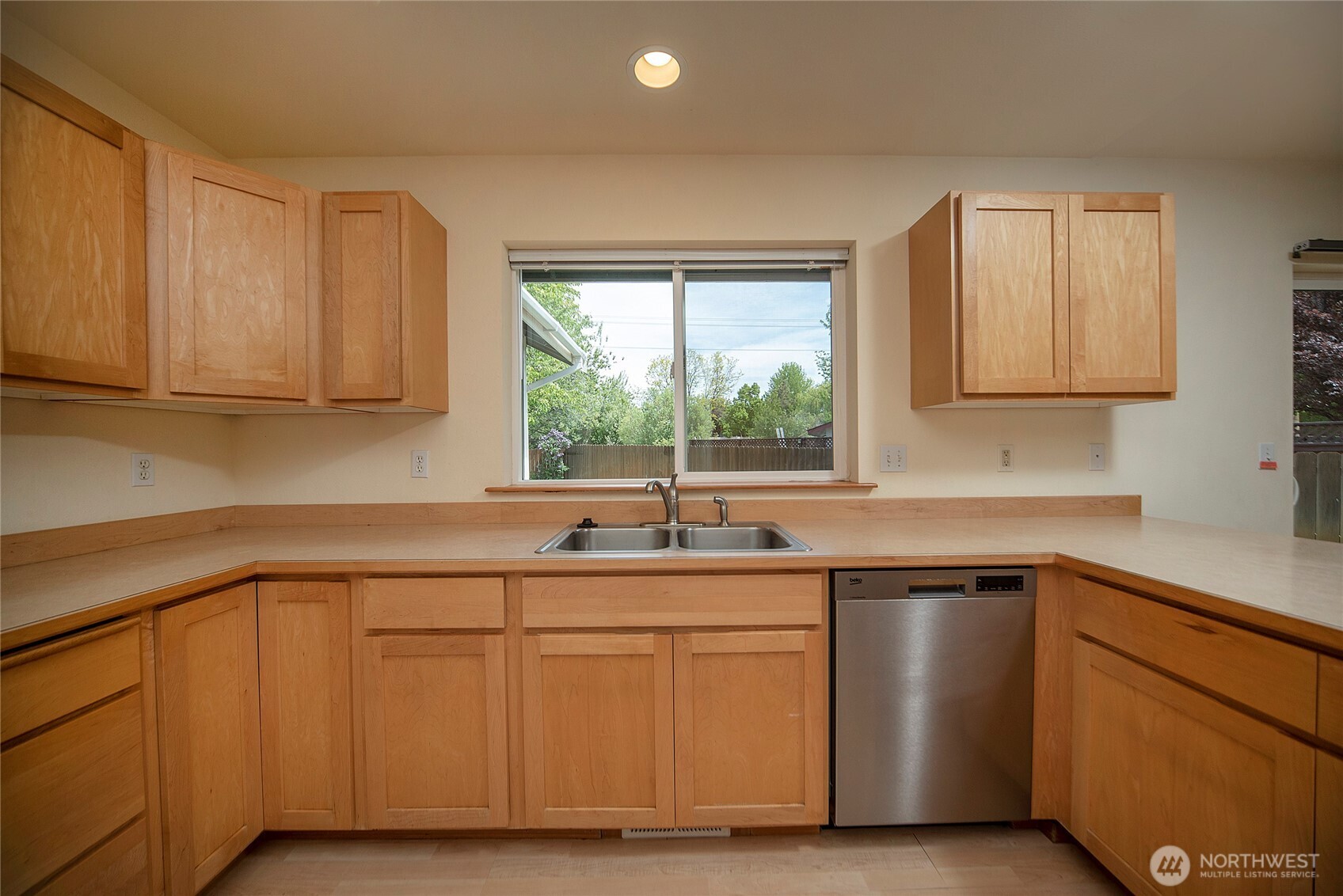 1710 N Bluegrass Lane Property Photo 9