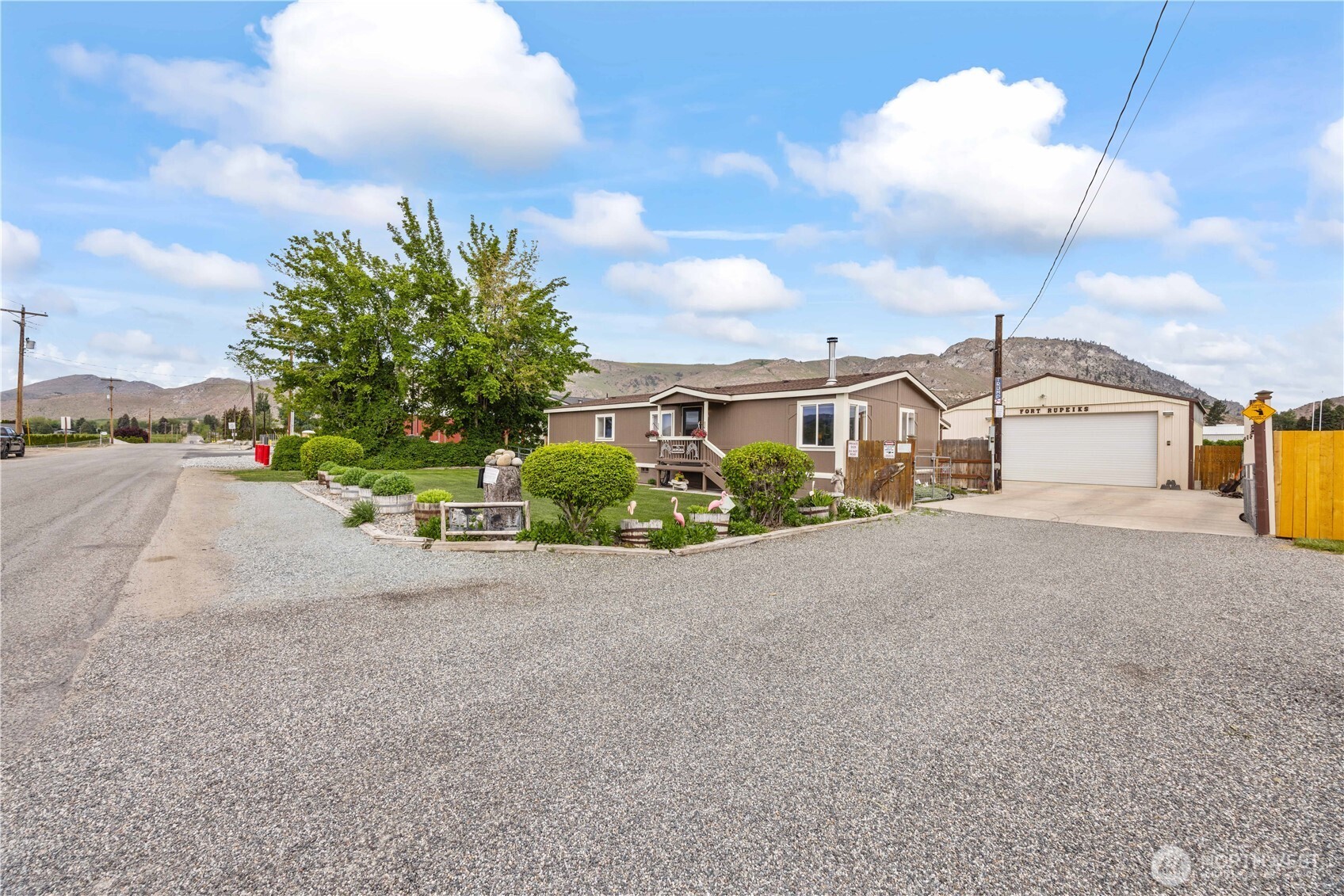 916 Sunset Drive Property Photo 1