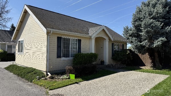 841 Se Larkspur Place Property Photo 1