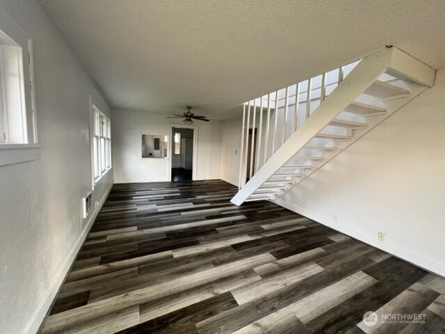 919 & 9191/2 W Heron Street Property Photo 4