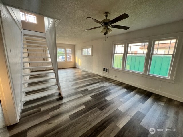 919 & 9191/2 W Heron Street Property Photo 5